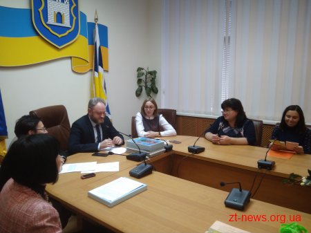 Художниця Алла Юзепольська подарувала свої роботи Центральній дитячій міській лікарні