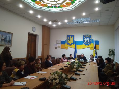 Художниця Алла Юзепольська подарувала свої роботи Центральній дитячій міській лікарні
