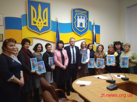 Художниця Алла Юзепольська подарувала свої роботи Центральній дитячій міській лікарні