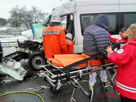 На трасі Київ-Чоп зіткнулася маршрутка та снігоприбиральна машина