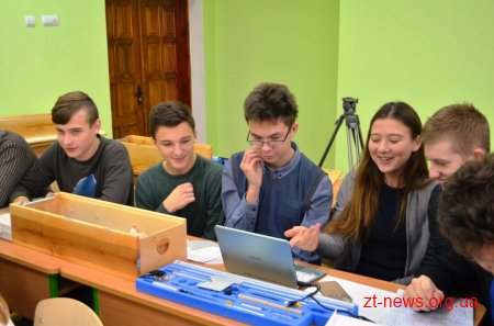У житомирському ліцеї №25 показали, як працює обладнання для класів фізики