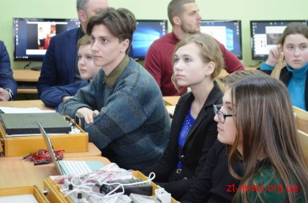 У житомирському ліцеї №25 показали, як працює обладнання для класів фізики