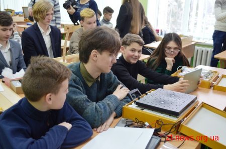 У житомирському ліцеї №25 показали, як працює обладнання для класів фізики