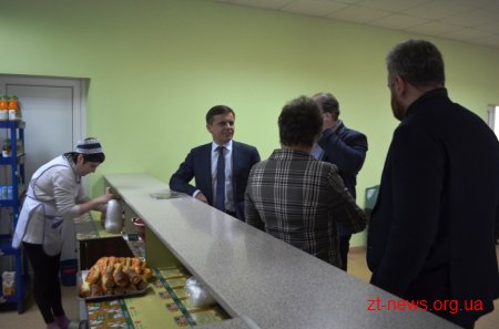 Сергій Сухомлин відвідав відремонтовані приміщення їдальні та спортивного залу ліцею №25