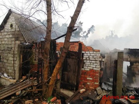 В Озерному згоріло три гаражі
