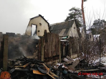 В Озерному згоріло три гаражі
