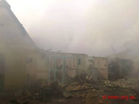 В Озерному згоріло три гаражі