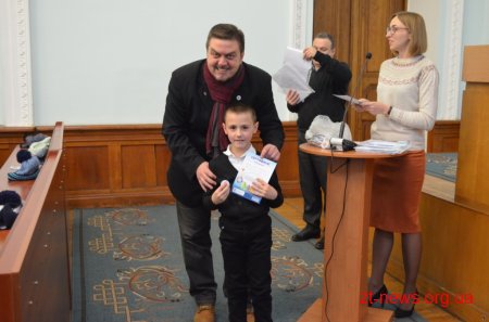 У Житомирі 200 дітей отримали сертифікати про завершення «Школи плавання»