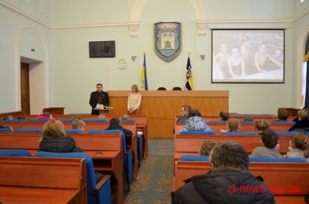 У Житомирі 200 дітей отримали сертифікати про завершення «Школи плавання»