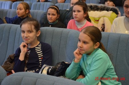 У Житомирі 200 дітей отримали сертифікати про завершення «Школи плавання»