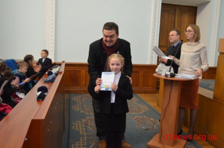 У Житомирі 200 дітей отримали сертифікати про завершення «Школи плавання»