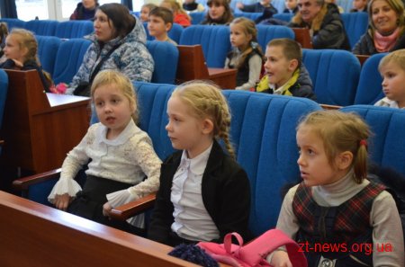 У Житомирі 200 дітей отримали сертифікати про завершення «Школи плавання»