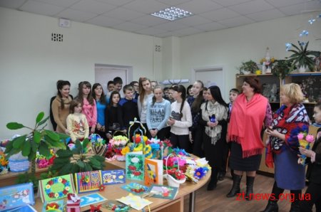 90 дітей Житомирщини передали подарунки, зроблені власноруч, військовим на передову