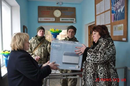 90 дітей Житомирщини передали подарунки, зроблені власноруч, військовим на передову