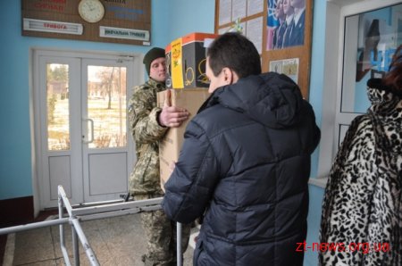 90 дітей Житомирщини передали подарунки, зроблені власноруч, військовим на передову
