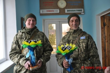 90 дітей Житомирщини передали подарунки, зроблені власноруч, військовим на передову