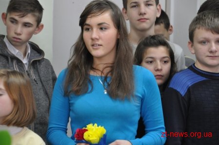 90 дітей Житомирщини передали подарунки, зроблені власноруч, військовим на передову