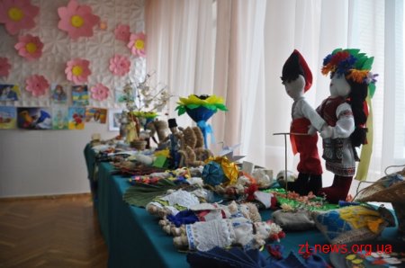 90 дітей Житомирщини передали подарунки, зроблені власноруч, військовим на передову