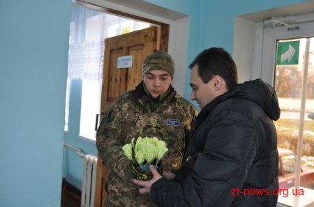 90 дітей Житомирщини передали подарунки, зроблені власноруч, військовим на передову