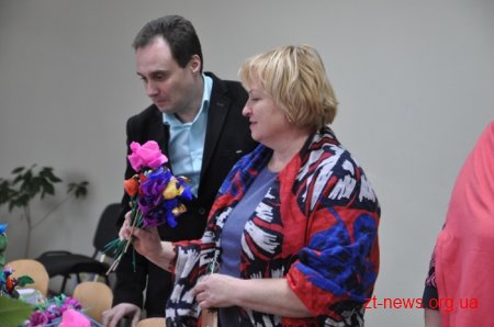 90 дітей Житомирщини передали подарунки, зроблені власноруч, військовим на передову