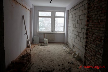 Володимир Ширма оглянув хід ремонтних робіт в «інсультному» відділенні обласної лікарні