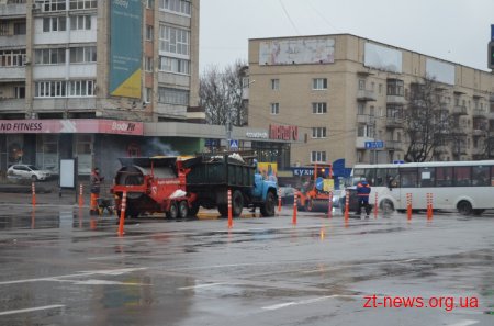 На майдані Соборному ями латали в дощ
