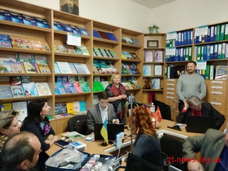 У Житомирі вчителів навчають користуватися новим обладнанням