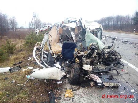 На автодорозі Київ - Ковель легковик зіткнувся з вантажівкою