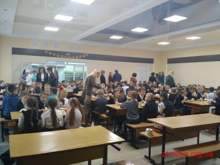 У Житомирі школярів початкової школи годуватимуть новими стравами