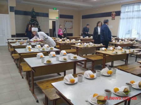 У Житомирі школярів початкової школи годуватимуть новими стравами