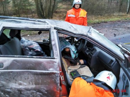 На Житомирщині "Renault" вилетів на зустрічну смугу та зіткнувся з ВАЗом