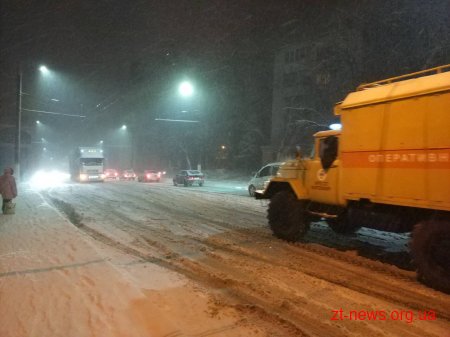 У Житомирі рятувальники допомагали витягувати транспорт з снігових заметів