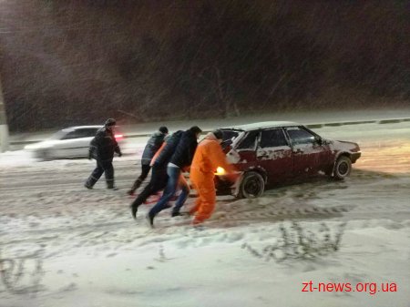 У Житомирі рятувальники допомагали витягувати транспорт з снігових заметів