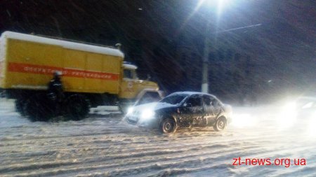 У Житомирі рятувальники допомагали витягувати транспорт з снігових заметів