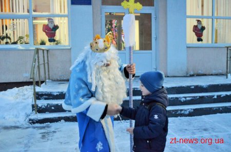 Вулицями Житомира проїхав яскраво прикрашений автомобіль з Святим Миколаєм на борту