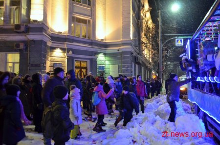 Вулицями Житомира проїхав яскраво прикрашений автомобіль з Святим Миколаєм на борту