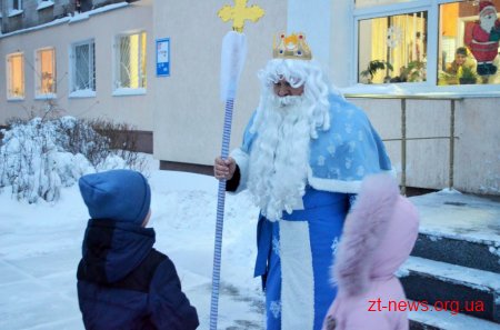 Вулицями Житомира проїхав яскраво прикрашений автомобіль з Святим Миколаєм на борту