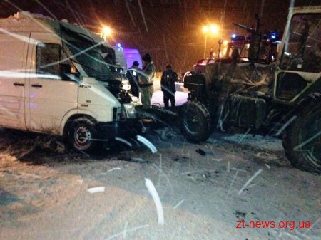 На Житомирщині в трактор, який прибирав сніг, влетів мікроавтобус