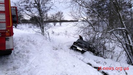 За добу зі снігових заметів рятувальники дістали 6 транспортних засобів