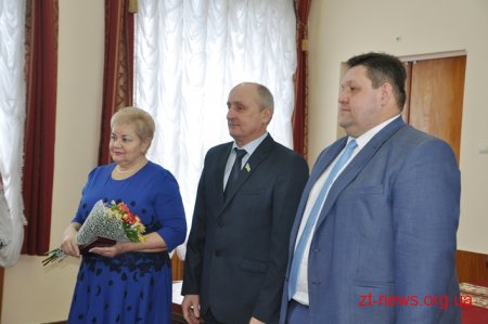 На початку сесії 12 жителів області отримали ордени, почесні звання та відзнаки