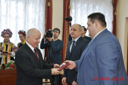 На початку сесії 12 жителів області отримали ордени, почесні звання та відзнаки