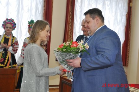 На початку сесії 12 жителів області отримали ордени, почесні звання та відзнаки