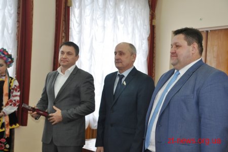 На початку сесії 12 жителів області отримали ордени, почесні звання та відзнаки