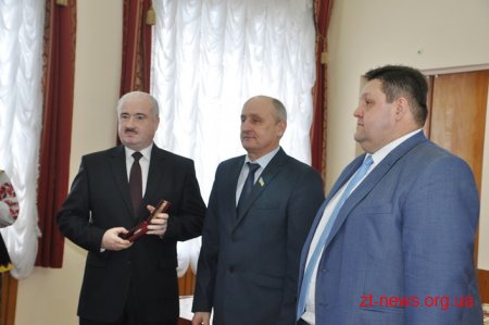На початку сесії 12 жителів області отримали ордени, почесні звання та відзнаки
