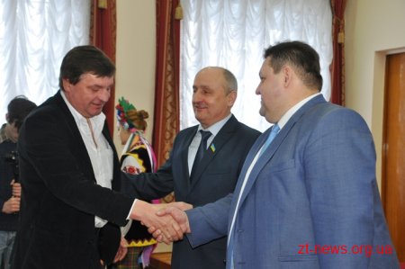 На початку сесії 12 жителів області отримали ордени, почесні звання та відзнаки