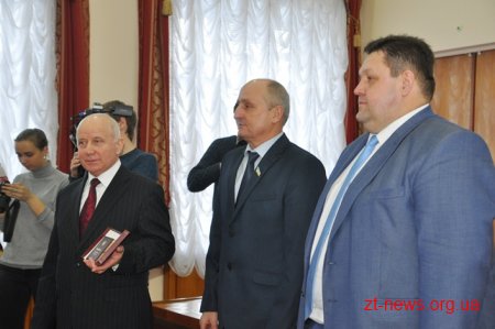 На початку сесії 12 жителів області отримали ордени, почесні звання та відзнаки