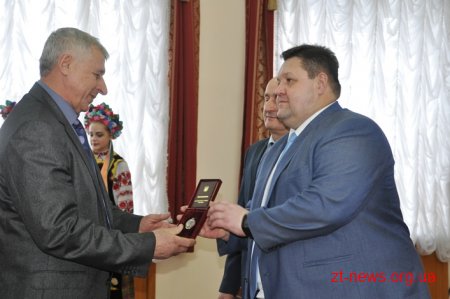 На початку сесії 12 жителів області отримали ордени, почесні звання та відзнаки