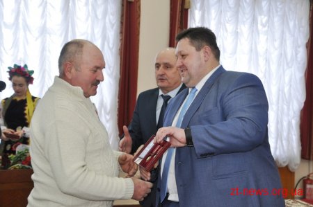 На початку сесії 12 жителів області отримали ордени, почесні звання та відзнаки