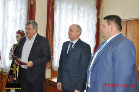 На початку сесії 12 жителів області отримали ордени, почесні звання та відзнаки