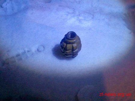 В одному з житомирських кафе відвідувачі відібрали у нетверезого чоловіка підозрілий предмет